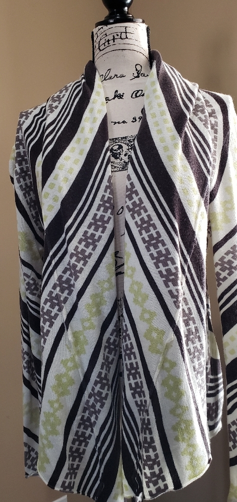 OhMG! Cardigan with 2 front pockets.